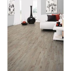 Clearance Basic Laminatboden Eiche SB hell 6 mm 137,6 x 19,3 cm